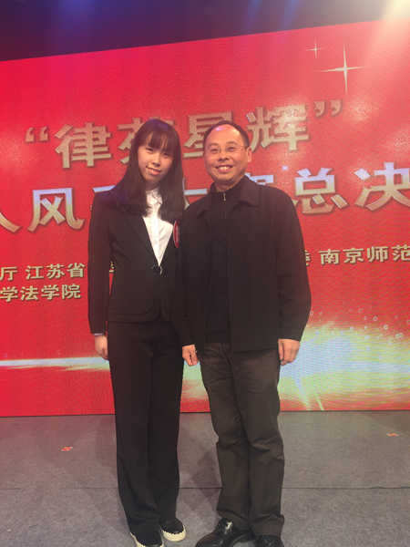 3 国产直播
宋晓副院长向王珺洁同学表示祝贺.JPG